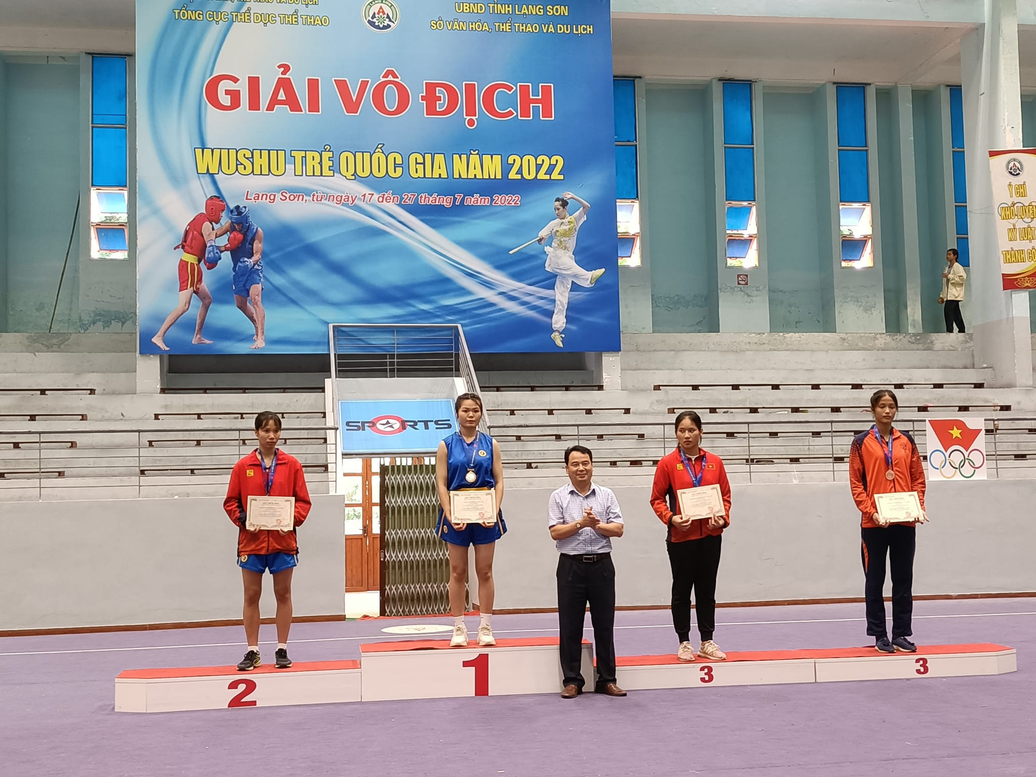 VĐV Lý Thị Oanh đoàn Lạng Sơn nhận huy chương vàng nội dung Sanda nữ hạng cân 70kg nhóm A